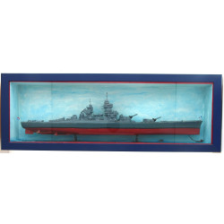Maquette du cuirassé Richelieu sous vitr