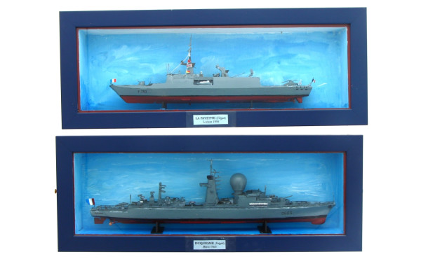 2 maquettes sous vitrines de navires de 