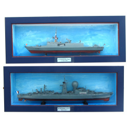 2 maquettes sous vitrines de navires de 