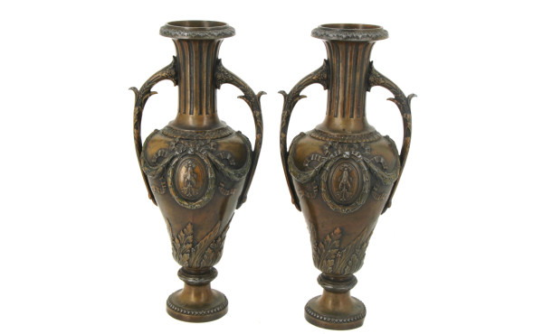 Paire de vases en métal composition de s