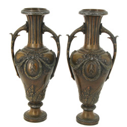 Paire de vases en métal composition de s