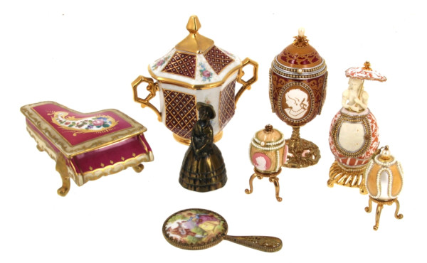 Petits bibelots de vitrine : sucrier cou