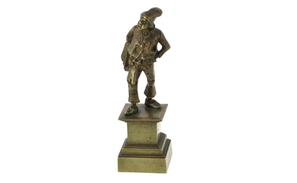 Petit personnage en bronze reposant sur 