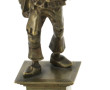 Petit personnage en bronze reposant sur 