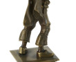 Petit personnage en bronze reposant sur 