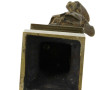 Petit personnage en bronze reposant sur 
