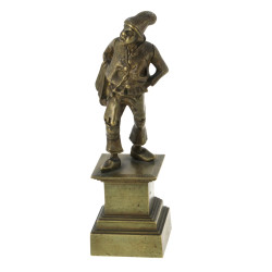 Petit personnage en bronze reposant sur 