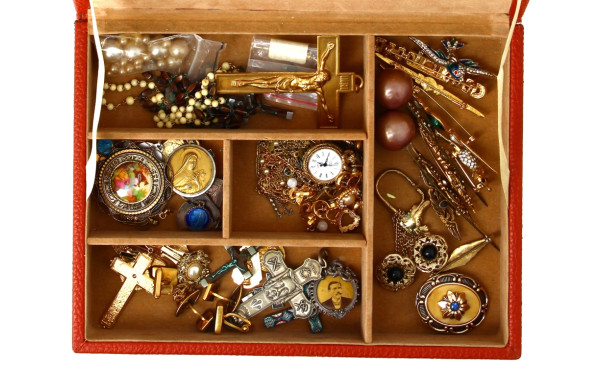 Coffret à bijoux garni de divers bijoux 