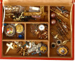 Coffret à bijoux garni de divers bijoux 