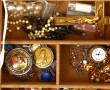Coffret à bijoux garni de divers bijoux 
