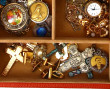 Coffret à bijoux garni de divers bijoux 
