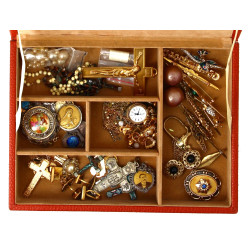 Coffret à bijoux garni de divers bijoux 