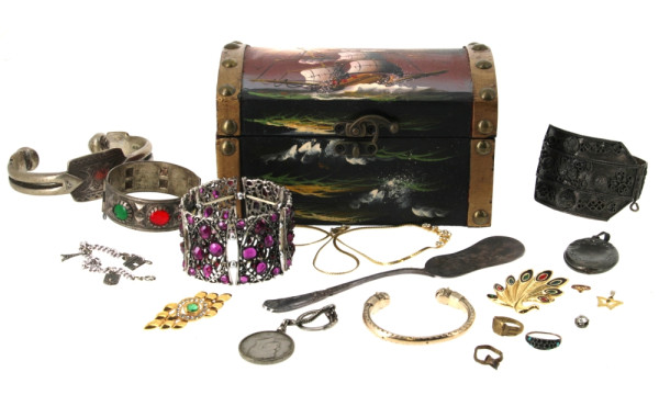 Coffret à bijoux garni de quelques bijou