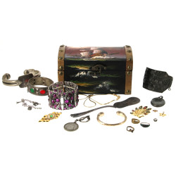 Coffret à bijoux garni de quelques bijou
