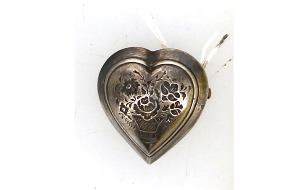 Broche cœur en argent à décor d'une corb