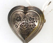 Broche cœur en argent à décor d'une corb