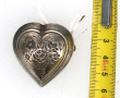 Broche cœur en argent à décor d'une corb