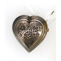 Broche cœur en argent à décor d'une corb
