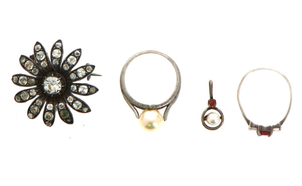 Lot de 4 bijoux en argent : une broche f