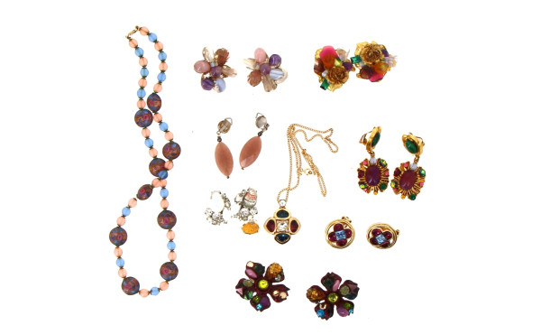 Lot de bijoux fantaisie à dominante de r