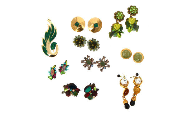 Lot de bijoux fantaisie à dominante de v