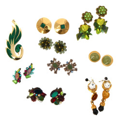 Lot de bijoux fantaisie à dominante de v