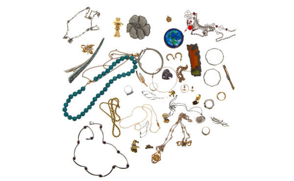 Lot de bijoux fantaisie dont broche CACH