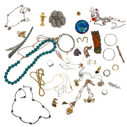 Lot de bijoux fantaisie dont broche CACH