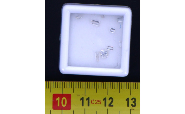 Lot de 9 petits diamants dont un rond, p