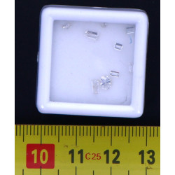 Lot de 9 petits diamants dont un rond, p