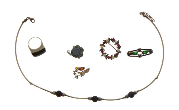 Lot de bijoux en argent : 1 collier, 2 b
