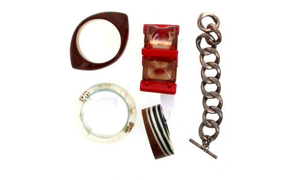 5 bracelets vintages dont 3 en matière p