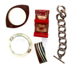 5 bracelets vintages dont 3 en matière p
