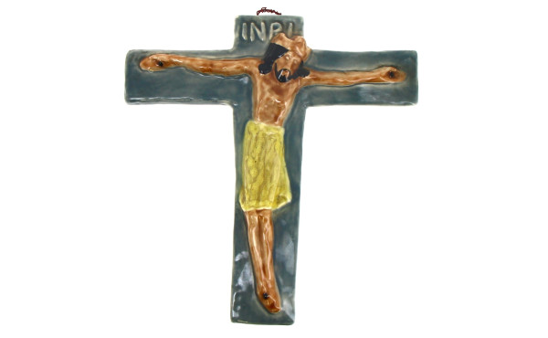Christ en croix, sujet en faïence polych
