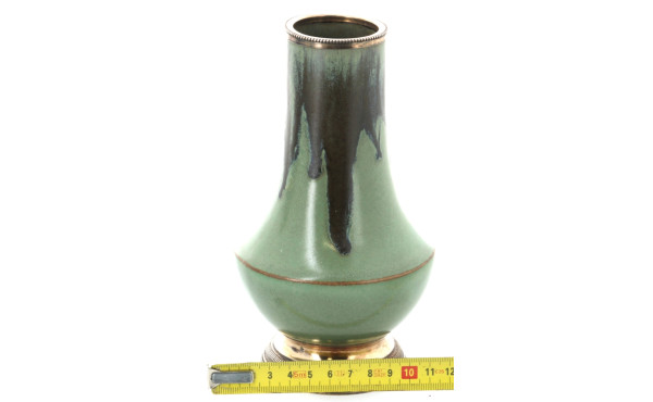 Vase en grès vert, base et col en métal 