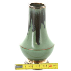 Vase en grès vert, base et col en métal 