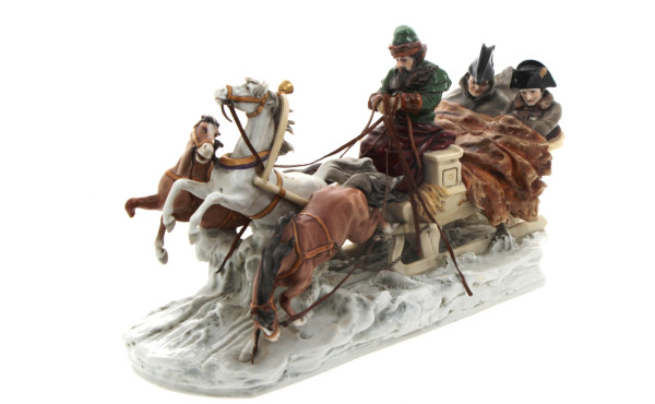 Traîneau en porcelaine polychrome avec N