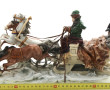 Traîneau en porcelaine polychrome avec N