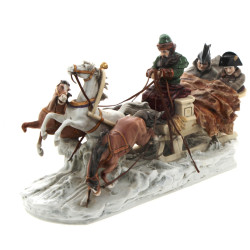 Traîneau en porcelaine polychrome avec N