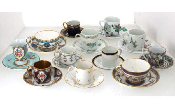 Collection de 12 tasses et sous-tasses e