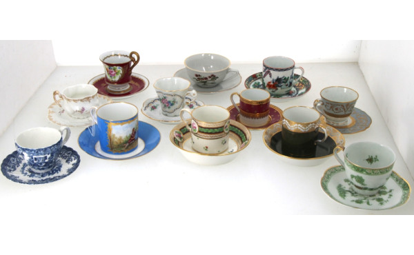 Collection de 12 tasses et sous-tasses e