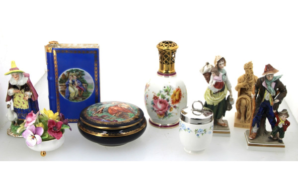 Trois groupes de mendiants en porcelaine