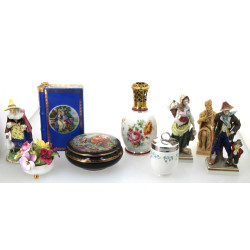 Trois groupes de mendiants en porcelaine