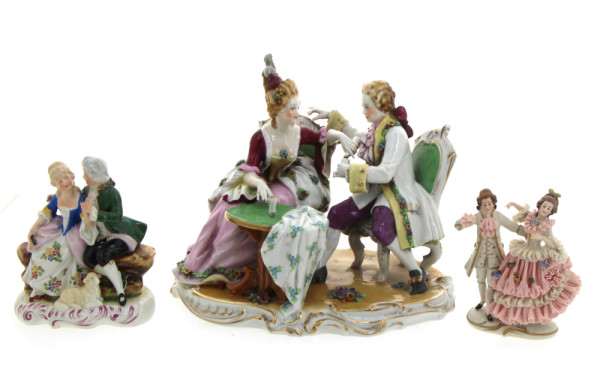 Couple galant attablé, sujet en porcelai