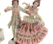 Couple galant attablé, sujet en porcelai
