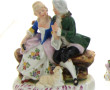 Couple galant attablé, sujet en porcelai