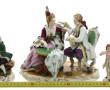 Couple galant attablé, sujet en porcelai