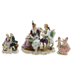 Couple galant attablé, sujet en porcelai