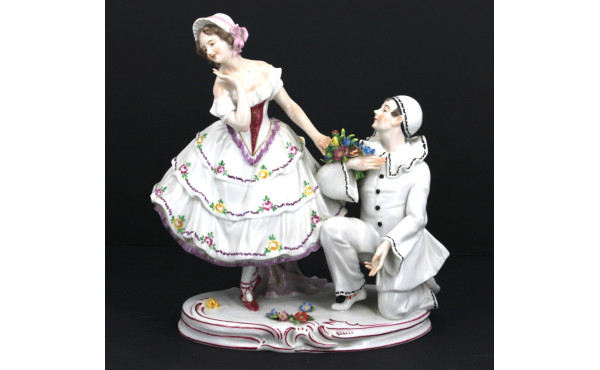 Pierrot et sa galante, sujet en porcelai