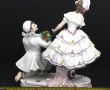 Pierrot et sa galante, sujet en porcelai